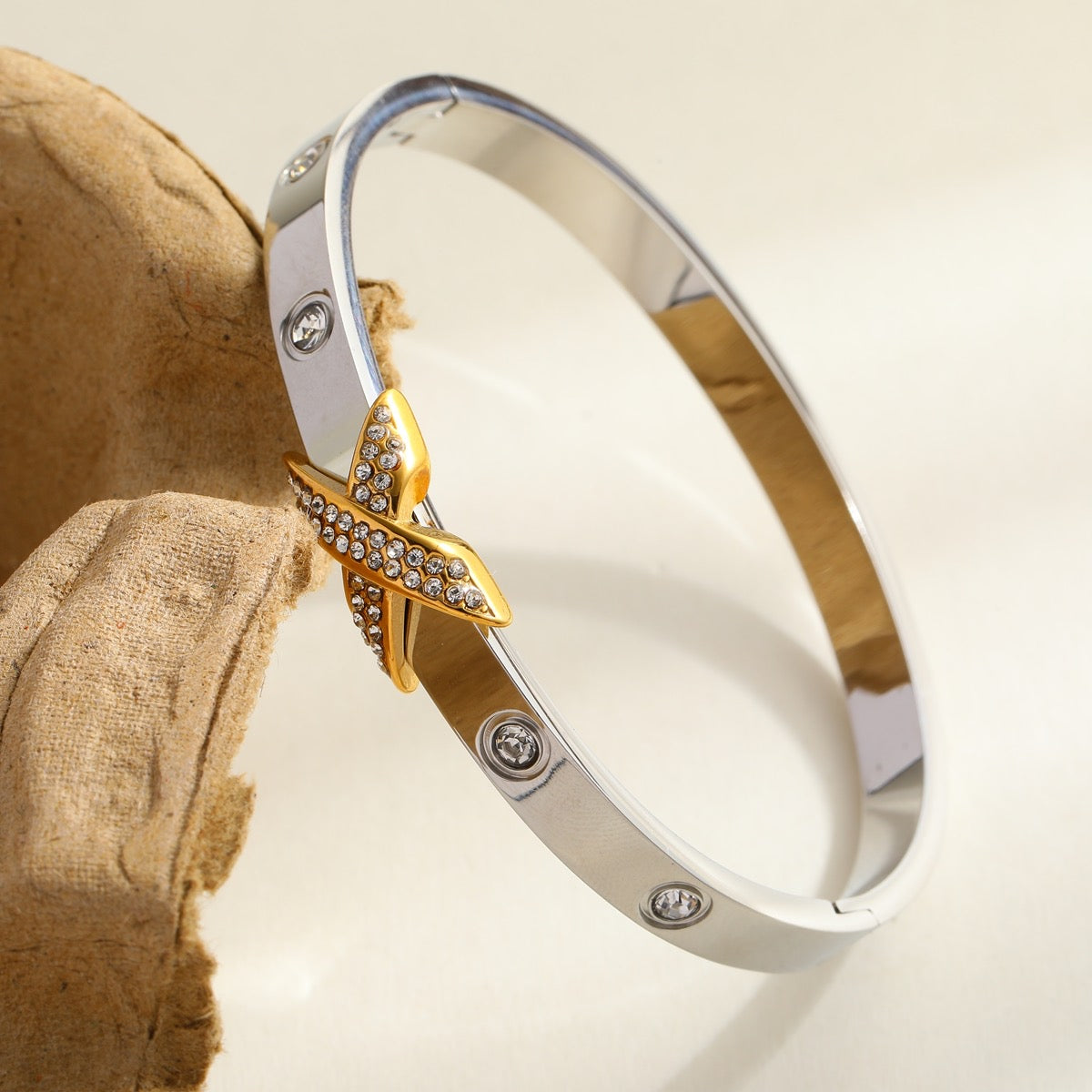 Χειροπέδα άσημε με στρας και Χ με στρας σε χρυσό