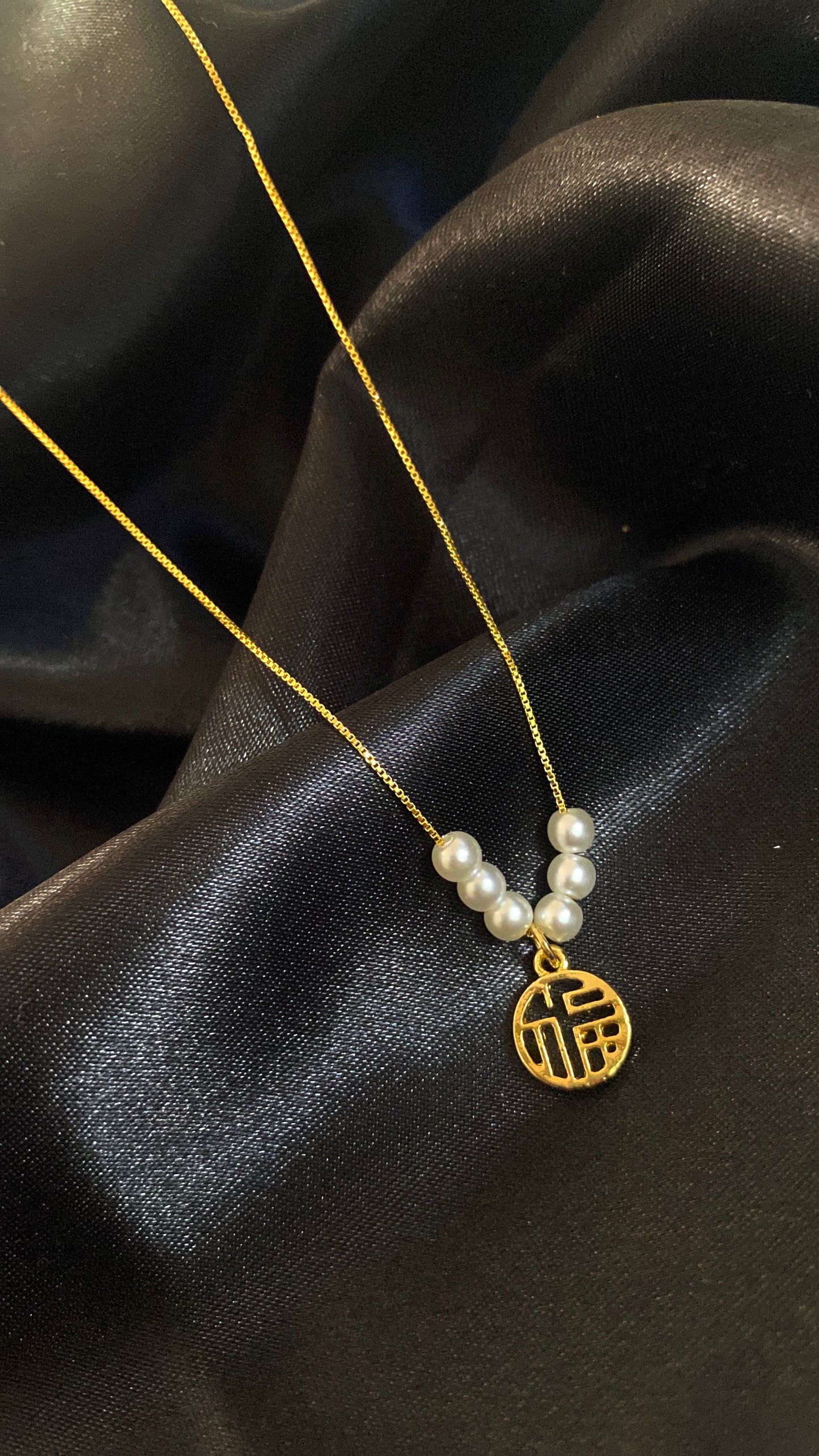 Κολιέ με πέρλες και χρυσό μενταγιόν από ατσάλι