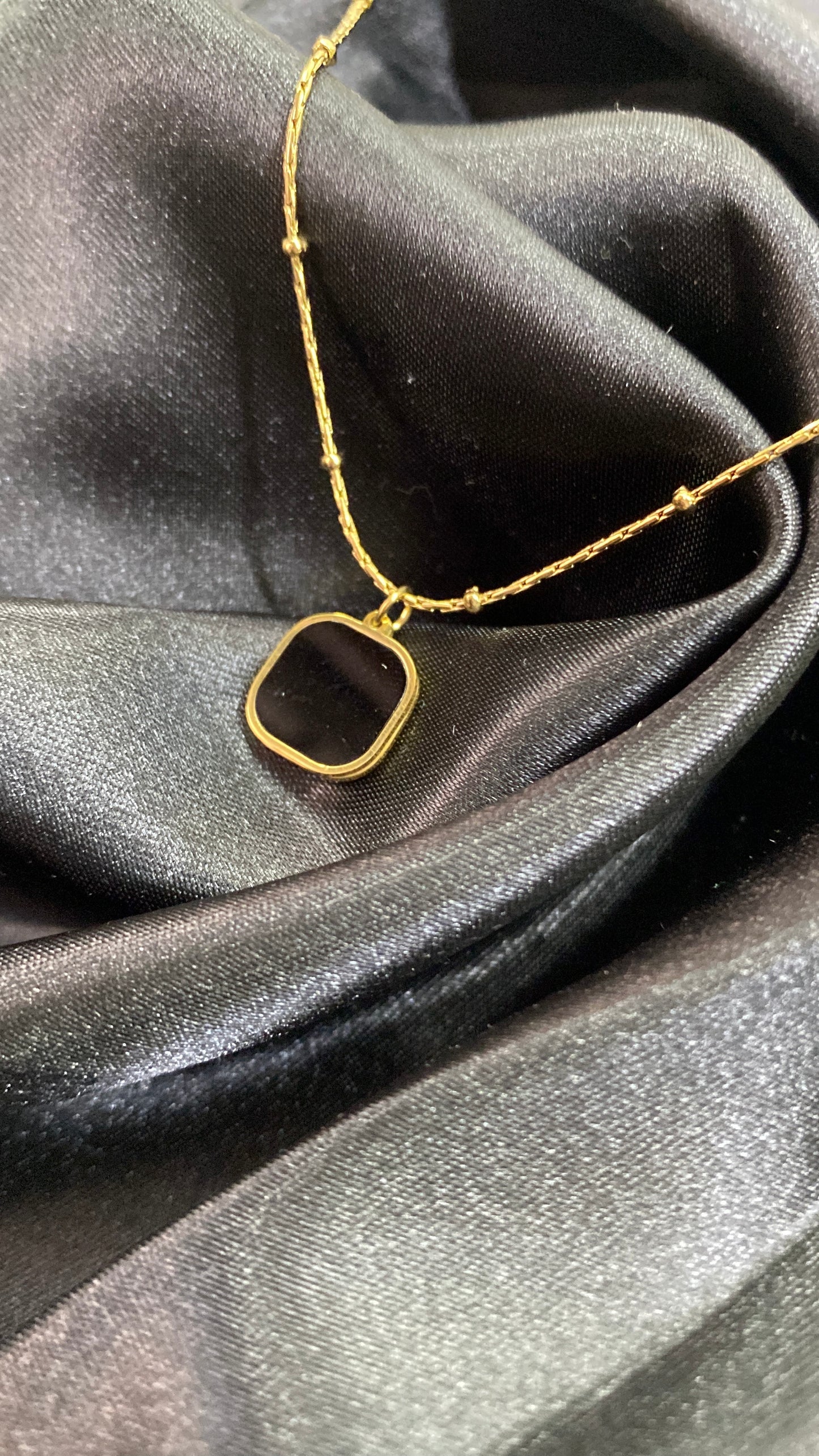 Κολιέ με μαύρο μενταγιόν σε χρυσό χρώμα