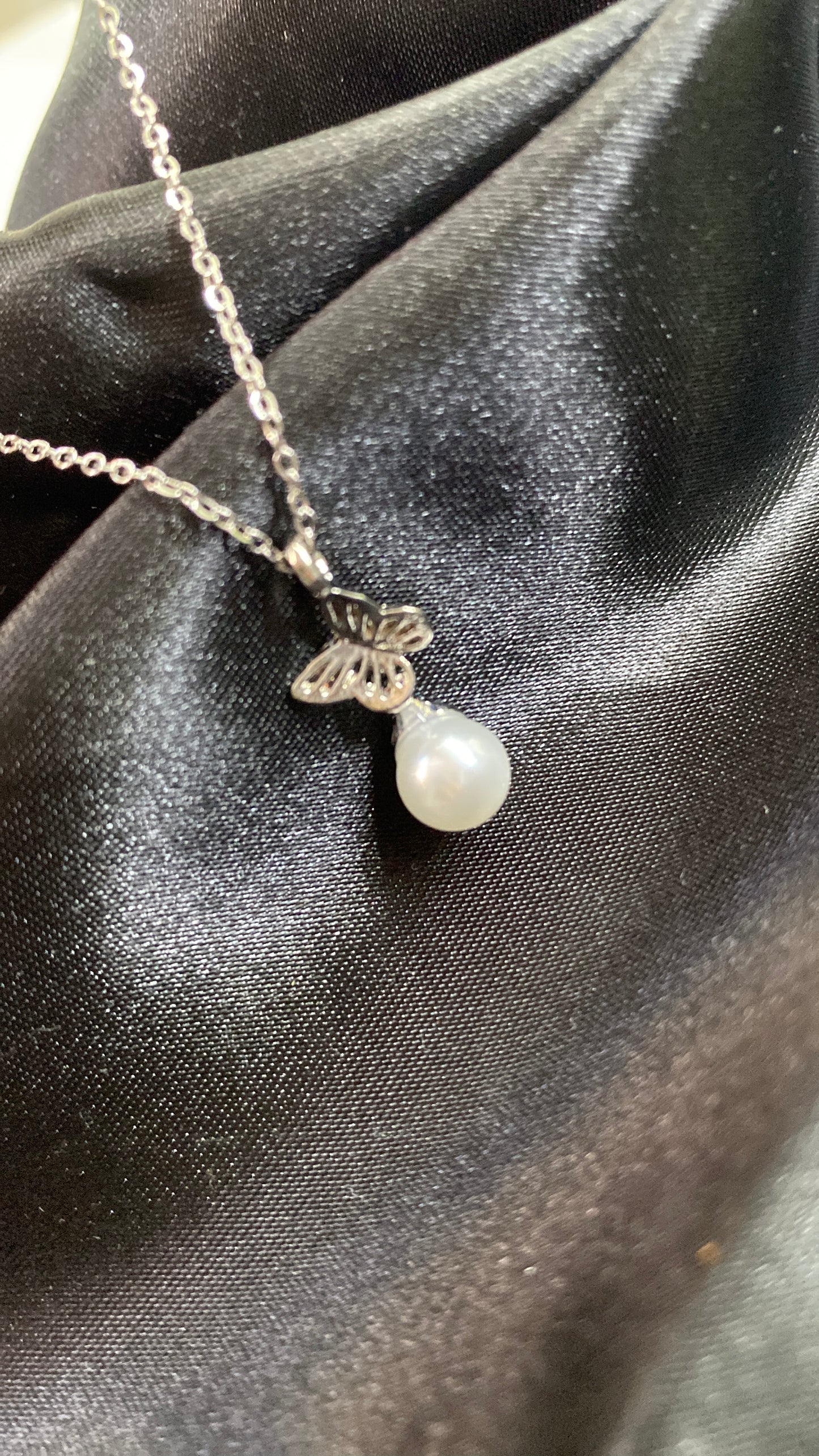 Κολιέ με μενταγιόν πεταλούδα με πέρλα
