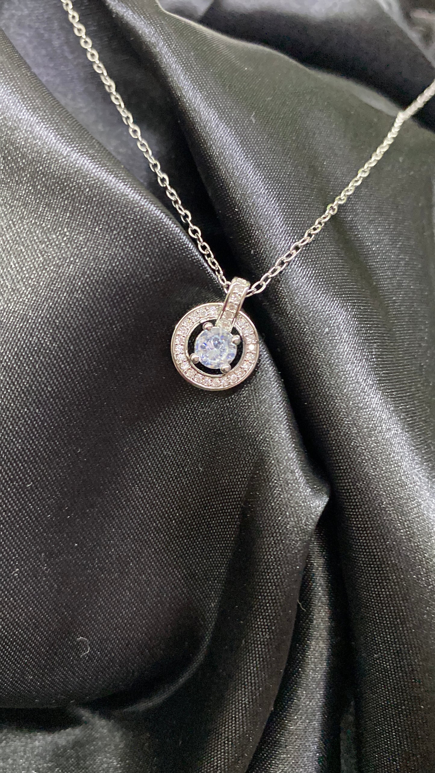 Κολιέ στρογγυλό με στρας και πέτρα στο κέντρο