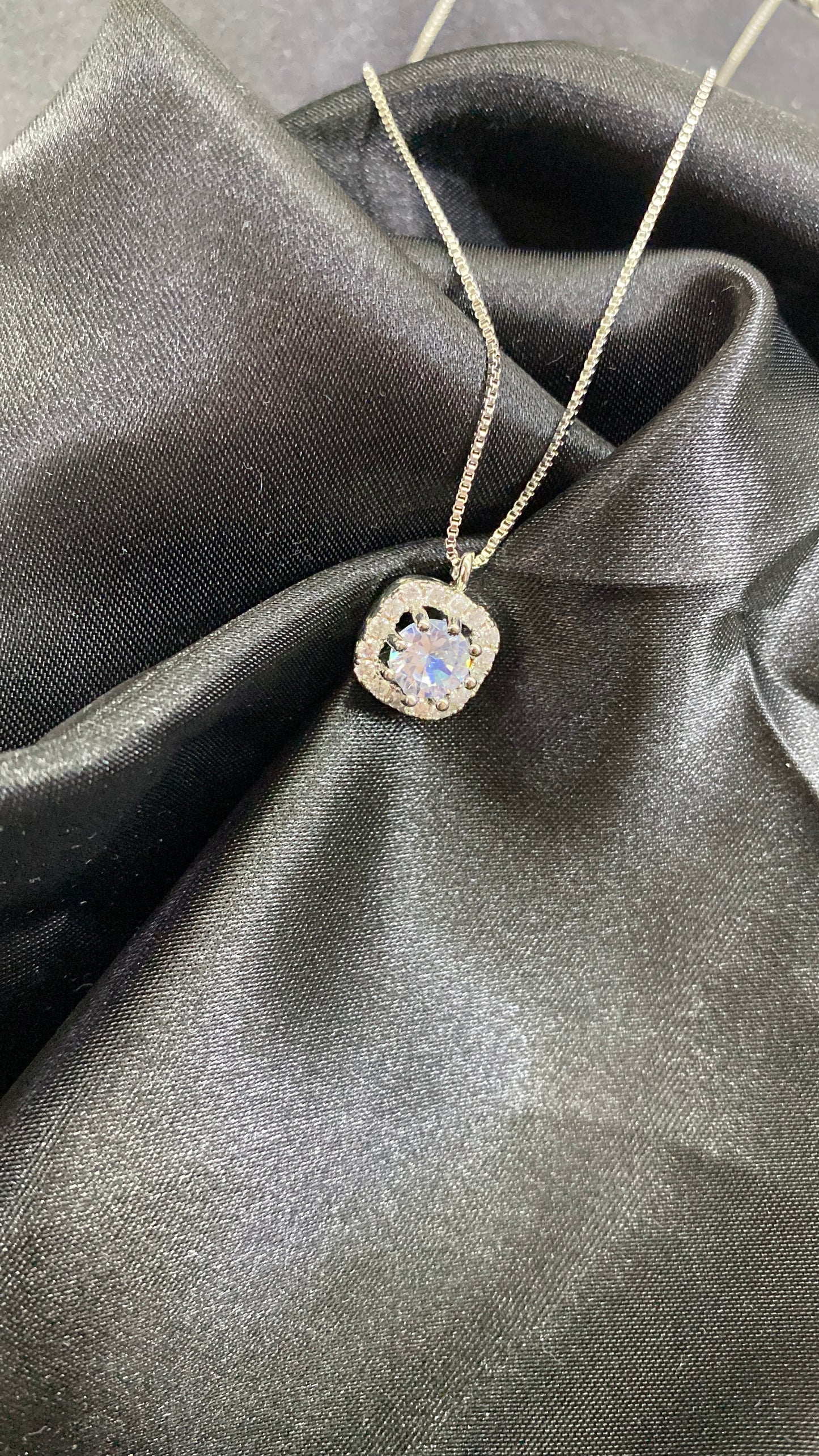 Κολιέ τετράγωνο περιμετρικά στρας και πέτρα στο κέντρο