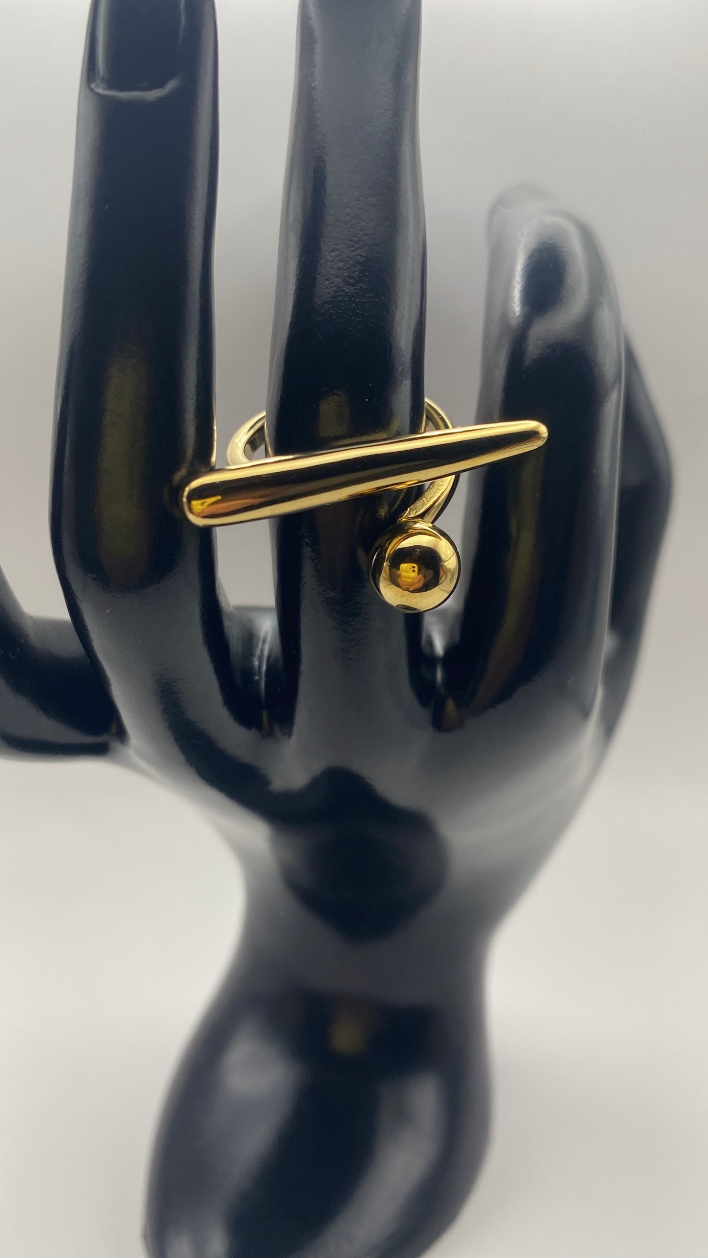 Δαχτυλίδι με μπάλα χρυσή και μπάρα (προσαρμόσιμο μέγεθος)