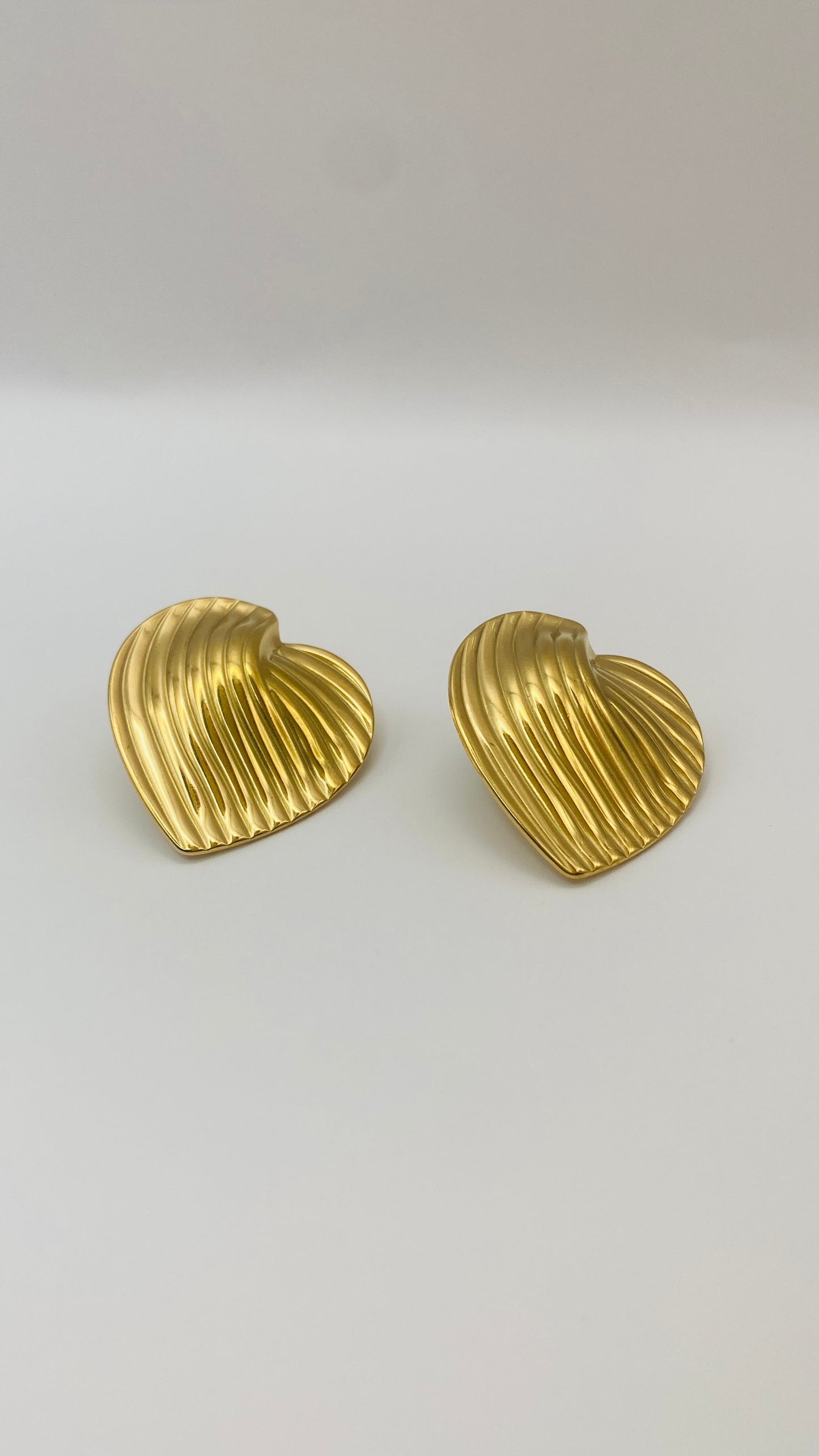 Σκουλαρίκια σε σχήμα καρδιάς με γραμμές