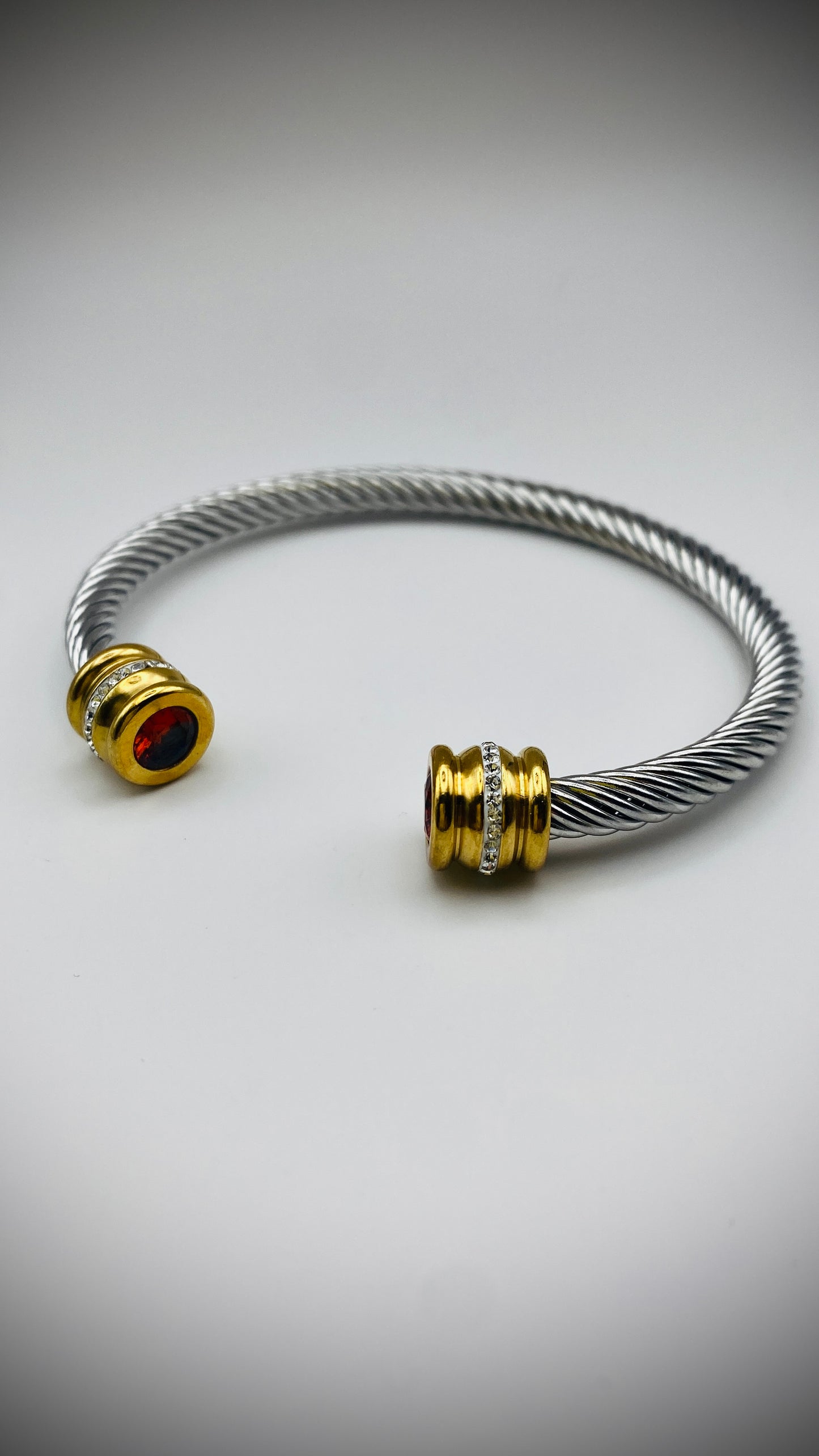 Βραχιόλι- χειροπέδα ασημί χρυσό με κόκκινο στρας