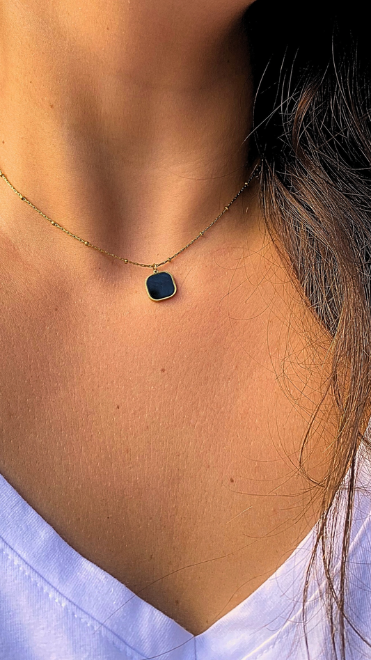 Κολιέ με μαύρο μενταγιόν σε χρυσό χρώμα