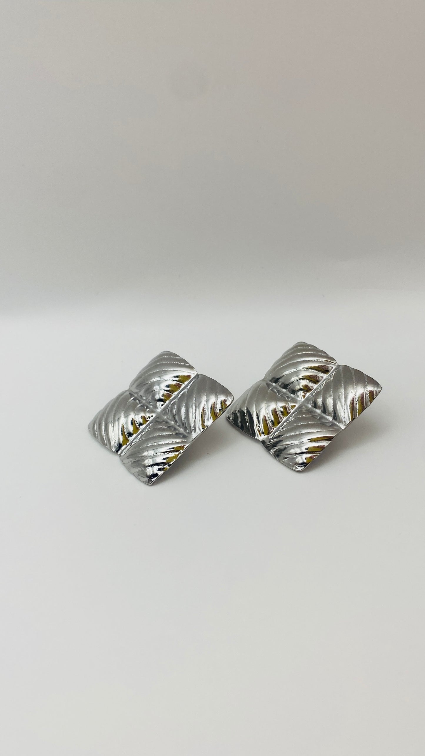 Σκουλαρίκια τετράγωνα ασημένια με σχέδιο