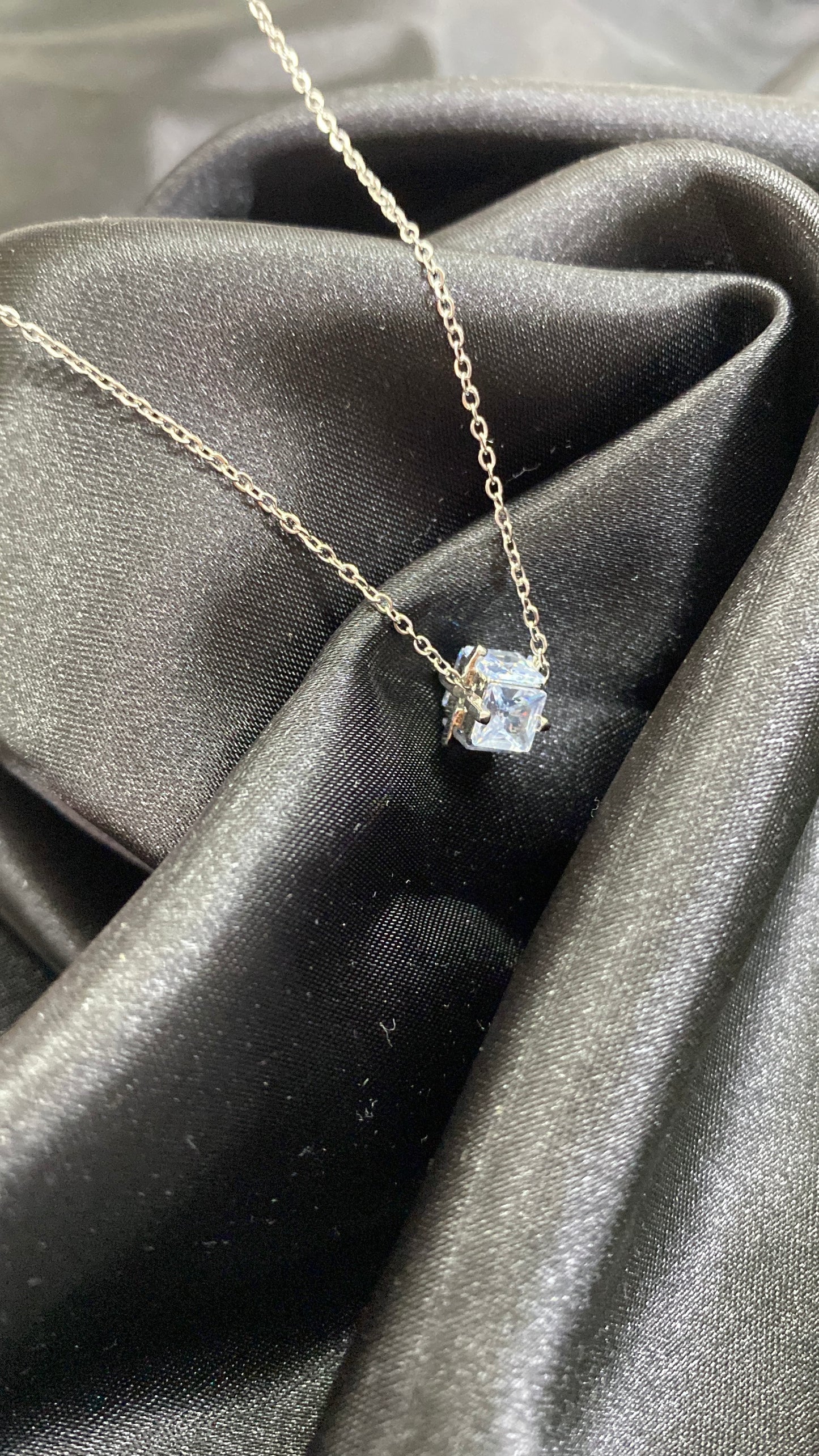 Κολιέ με πέτρα στρας που γυρνάει ασημένιο