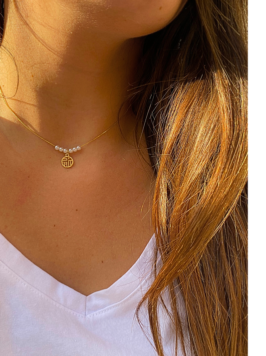 Κολιέ με πέρλες και χρυσό μενταγιόν από ατσάλι