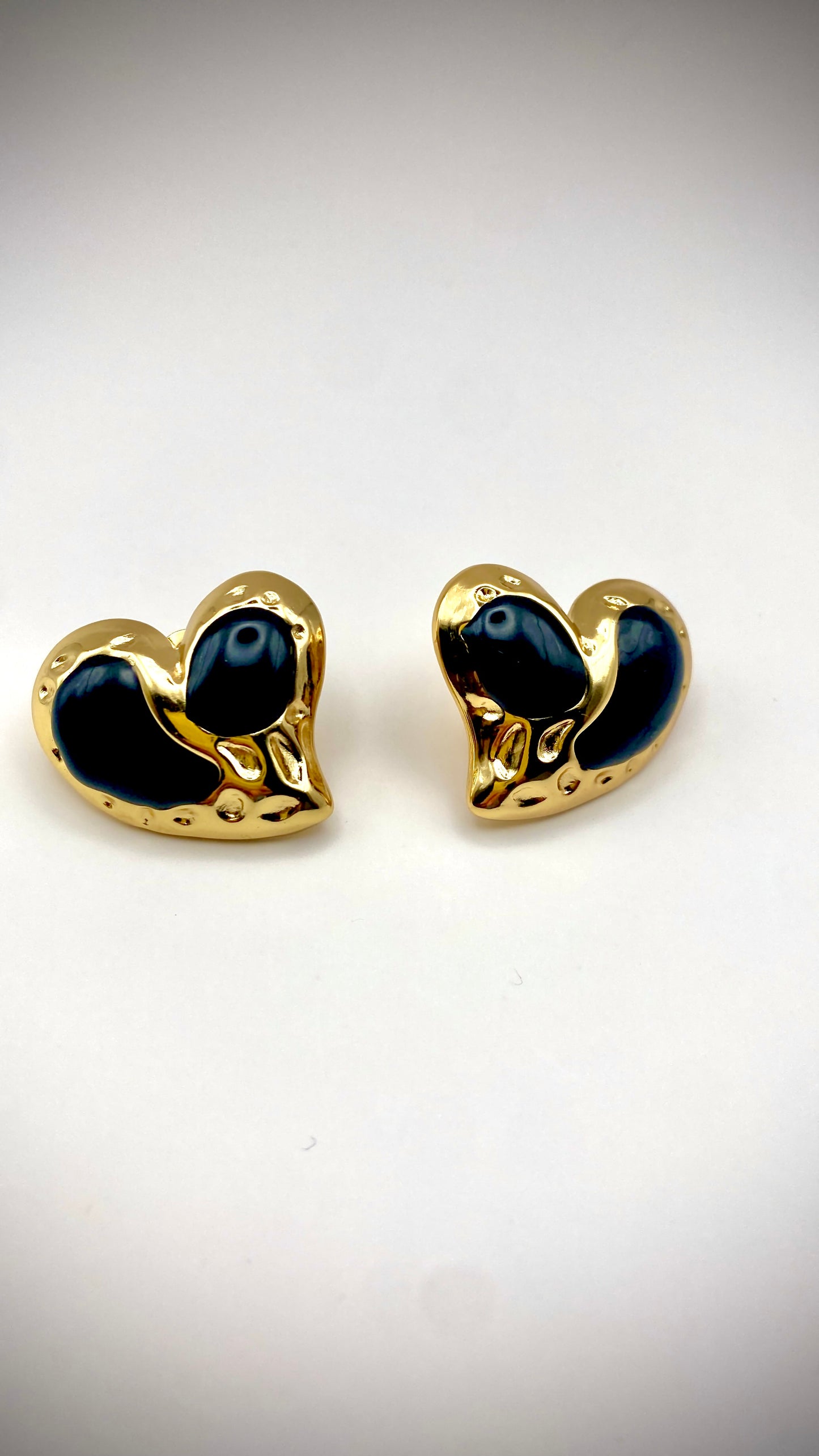 Σκουλαρίκια καρδιές με μαύρη πέτρα