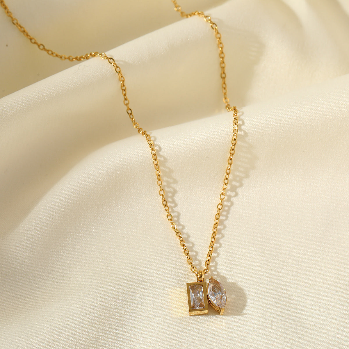 Κολιέ χρυσό με αλυσίδα και στρας